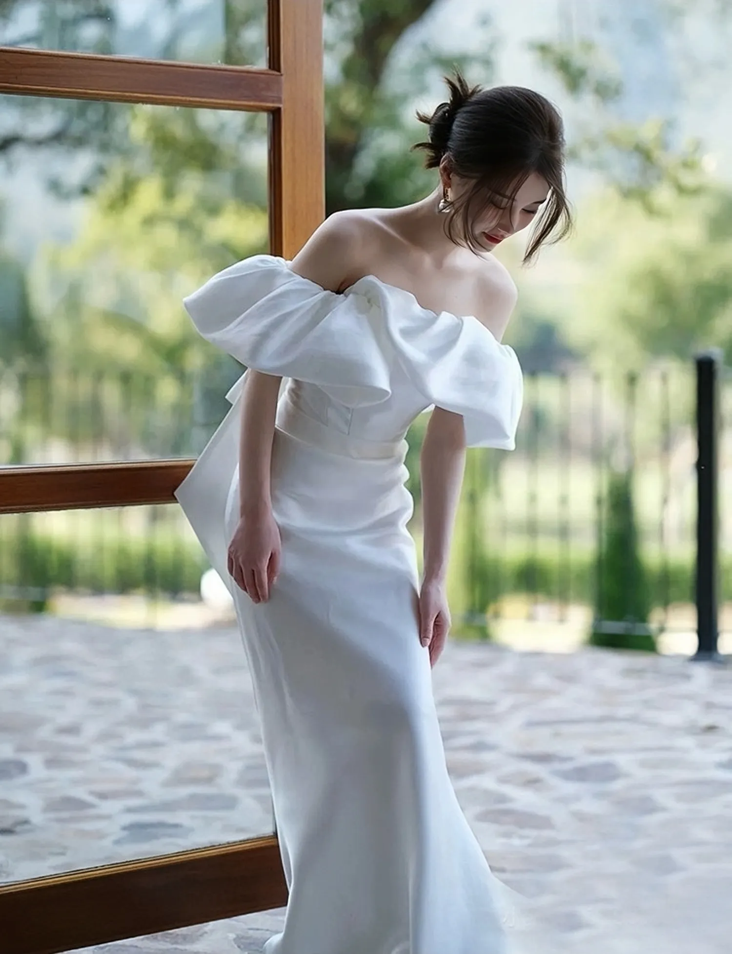 Elegant Off-shoulder White Bridal Gown With Train      S5434