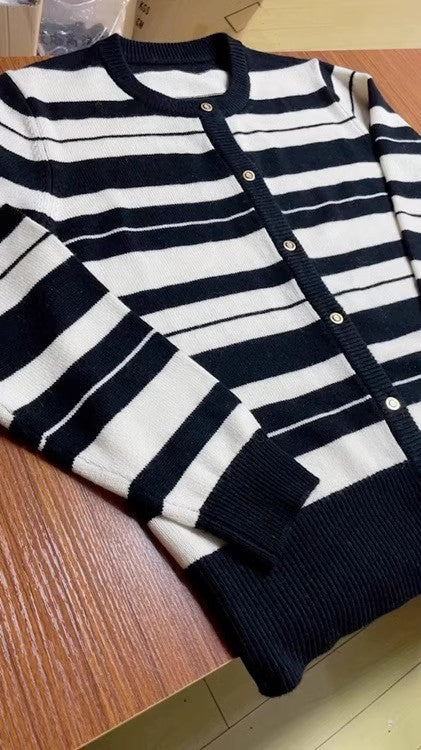 New soft knitted cardigan for women fashionable black top striped Korean style simple sweater jacket    S3392