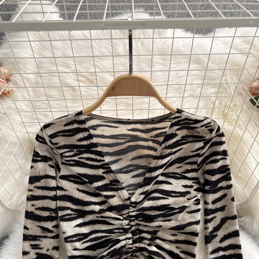 ins retro short top women's new leopard print V-neck pleated long-sleeved T-shirt      S4568