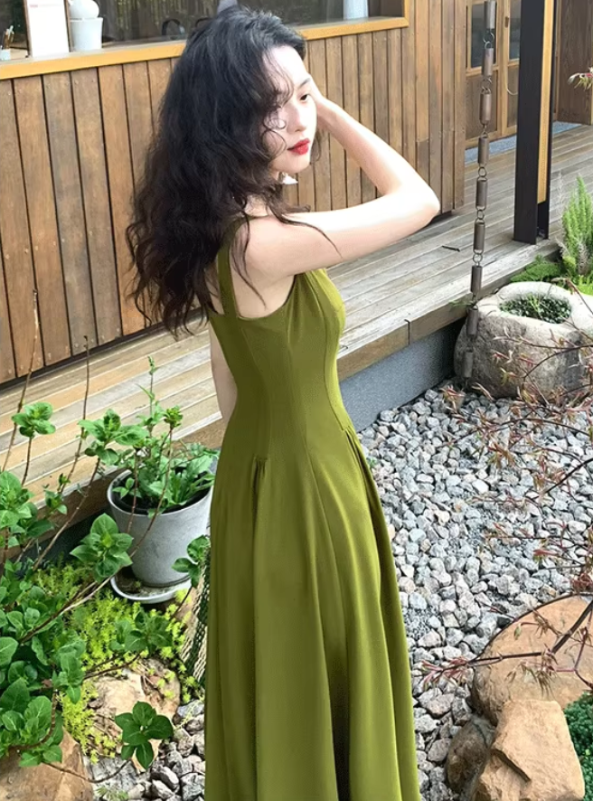 Retro red suspender dress with elegant waist and square neck, gentle A-line long skirt R1431