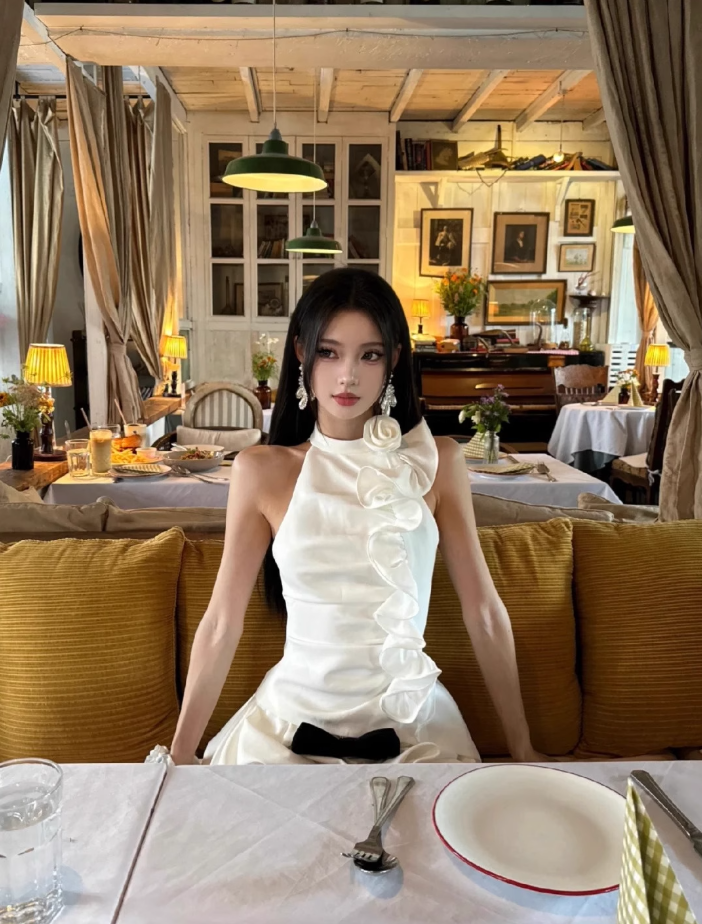 Subtle sexy set with white ruffled edge and pleated neck top, flower bud shorts, two-piece set, homecoming dress R2989