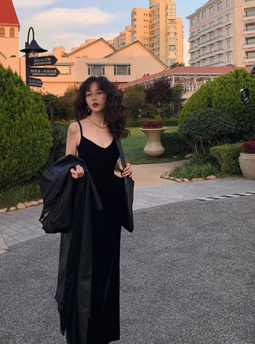 Retro 2025 sexy V-neck velvet suspender skirt high-end temperament inner long dress R1540