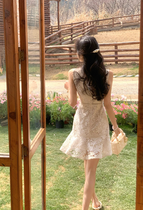 French V-neck Crochet Hollow Dress Women's Slim Sleeveless Temperament Lace Mini Skirt R4337