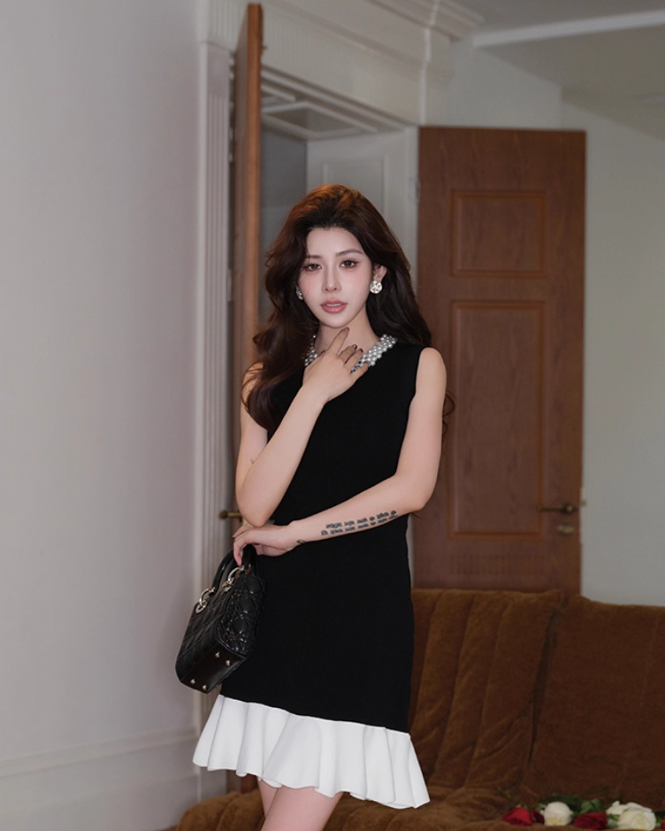 Black exquisite pearl elegant ruffled slim sleeveless Chanel dress R4075