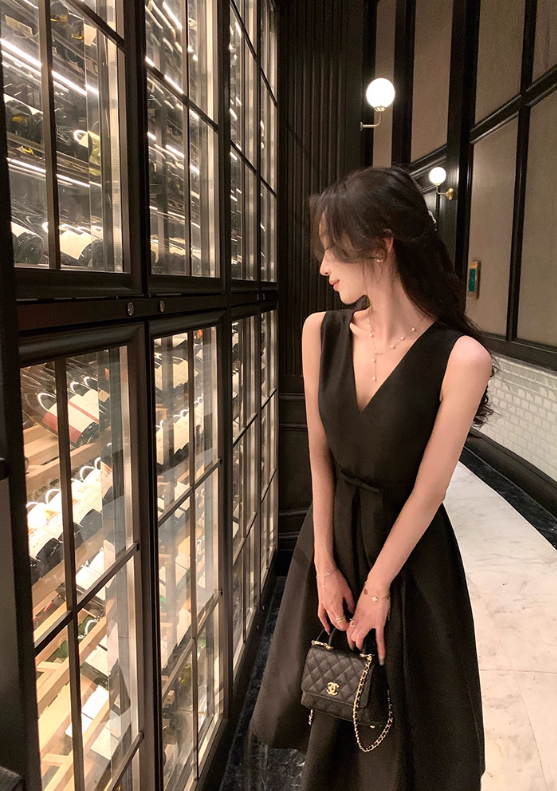 French black V-neck sleeveless dress summer retro Hepburn style waist slimming little black dress R4256