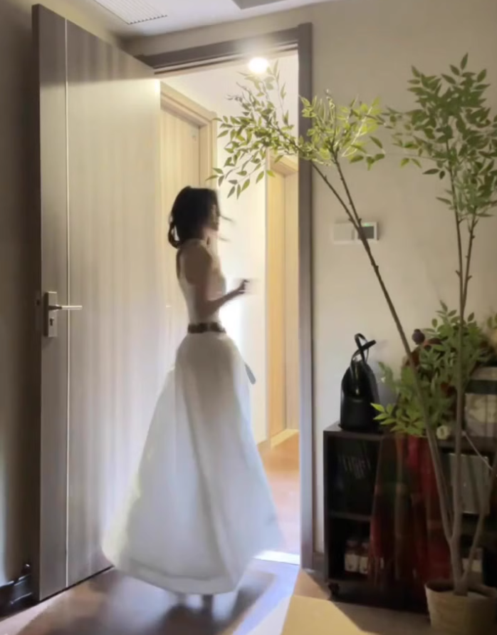 Hot girl wears white sleeveless halter dress with elegant and high-end waist A-line puffy long skirt R0418