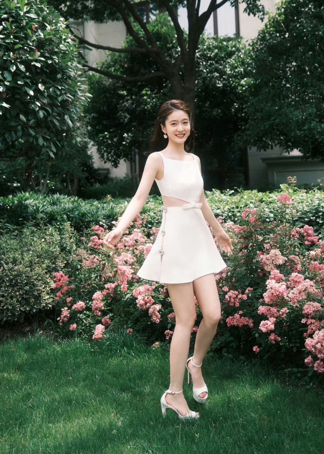 White camisole with a design sense, showing a slim waist and a short skirt homecoming dress R3798