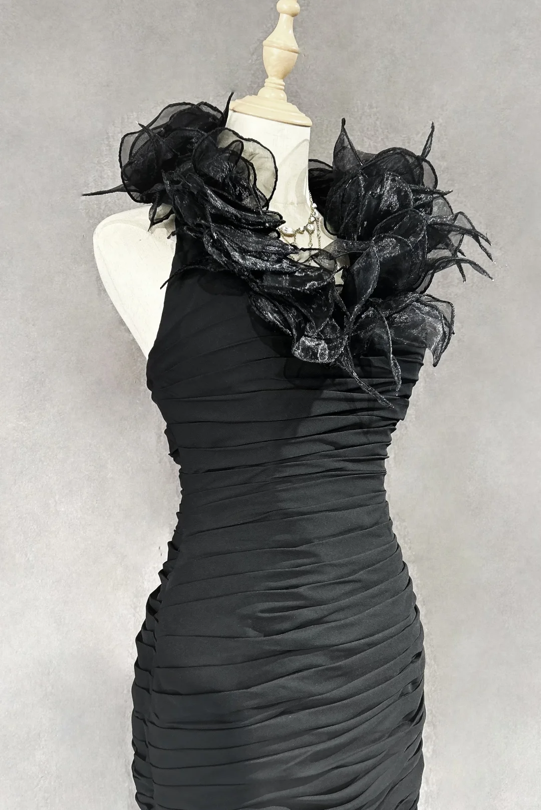 Black design halter neckline waist pleated hip sexy short skirt homecoming dress R4919