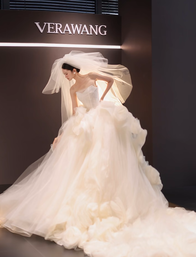 White tube top slim waist puffy skirt trailing tulle bridal dress R6033