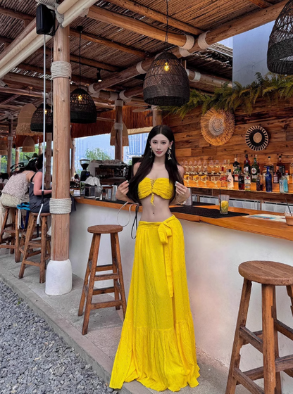 Sexy hottie on vacation at the seaside wears a full set of dopamine waist-baring two-piece suit R0234
