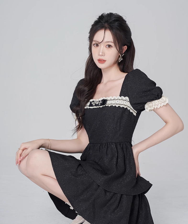 Retro jacquard French dress for women with square collar and lace trim, summer puff sleeves, black slim short skirt R4117