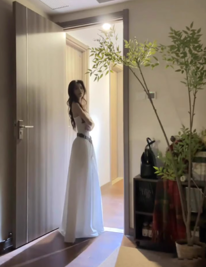 Hot girl wears white sleeveless halter dress with elegant and high-end waist A-line puffy long skirt R0418