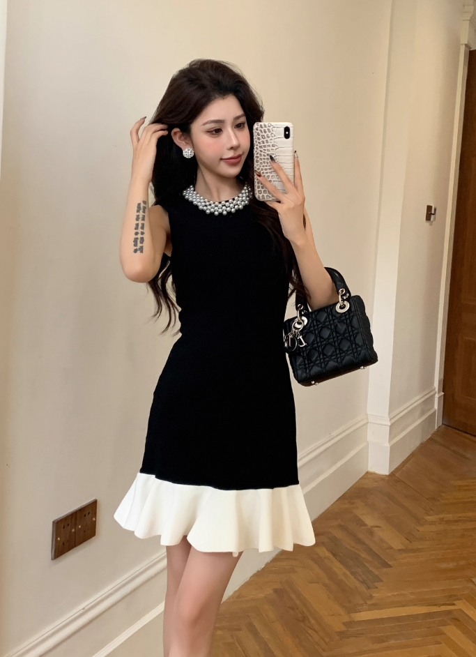 Black exquisite pearl elegant ruffled slim sleeveless Chanel dress R4075