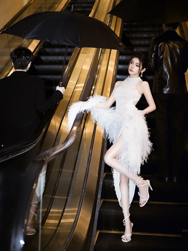 White Halter Neck Waist-Cinched Fitted Beaded Backless Sexy Floor-Length Prom Dress R7092