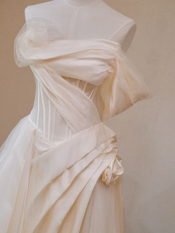 White sleeveless slim waist design satin bridal gown R5700