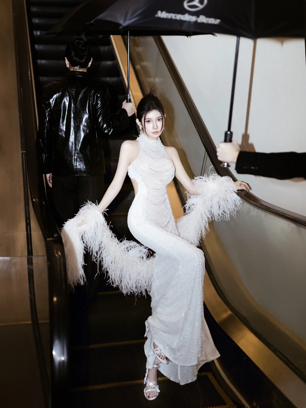 White Halter Neck Waist-Cinched Fitted Beaded Backless Sexy Floor-Length Prom Dress R7092