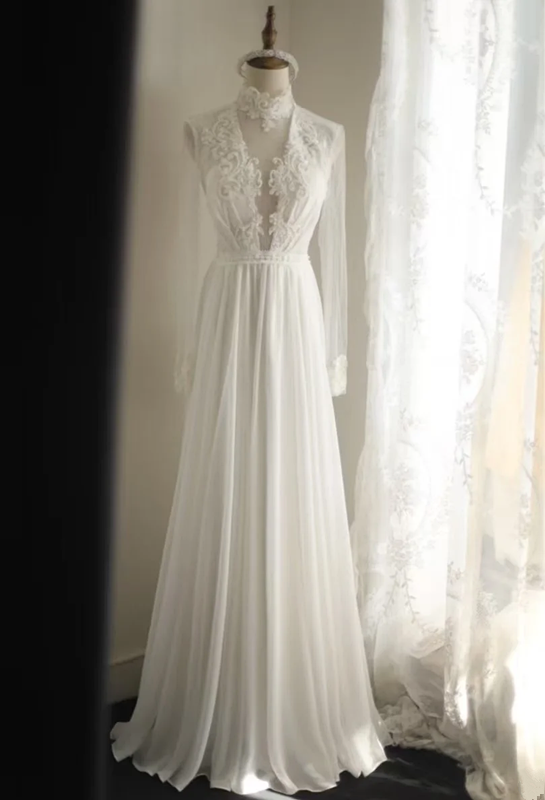 White V-neck lace fitted long ball gown/bridal dress R6812