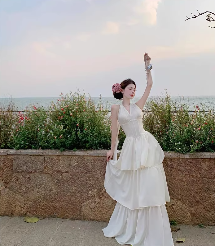 V-neck halter dress with beautiful waist and atmosphere R0600