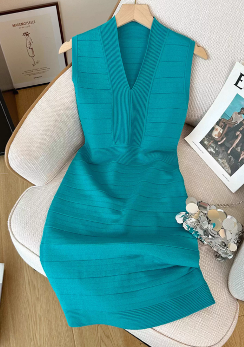 Green Chanel style v-neck sleeveless dress for women with slim waist and short hip skirt R3953