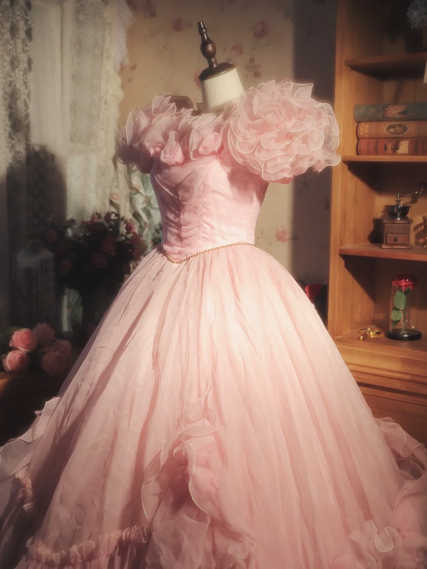 Pink vintage ball gown with a cinched waist, slim fit and voluminous puffy skirt; bridal gown R7286