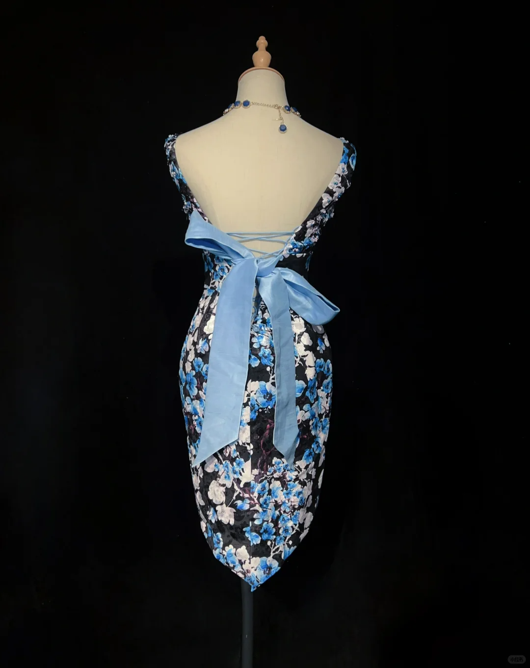 Black background blue print series V-neck waist slim hip skirt homecoming dress R4962