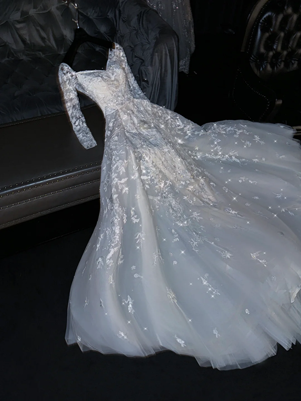 White lace square neckline fitted waist long ball gown/bridal dress R8800