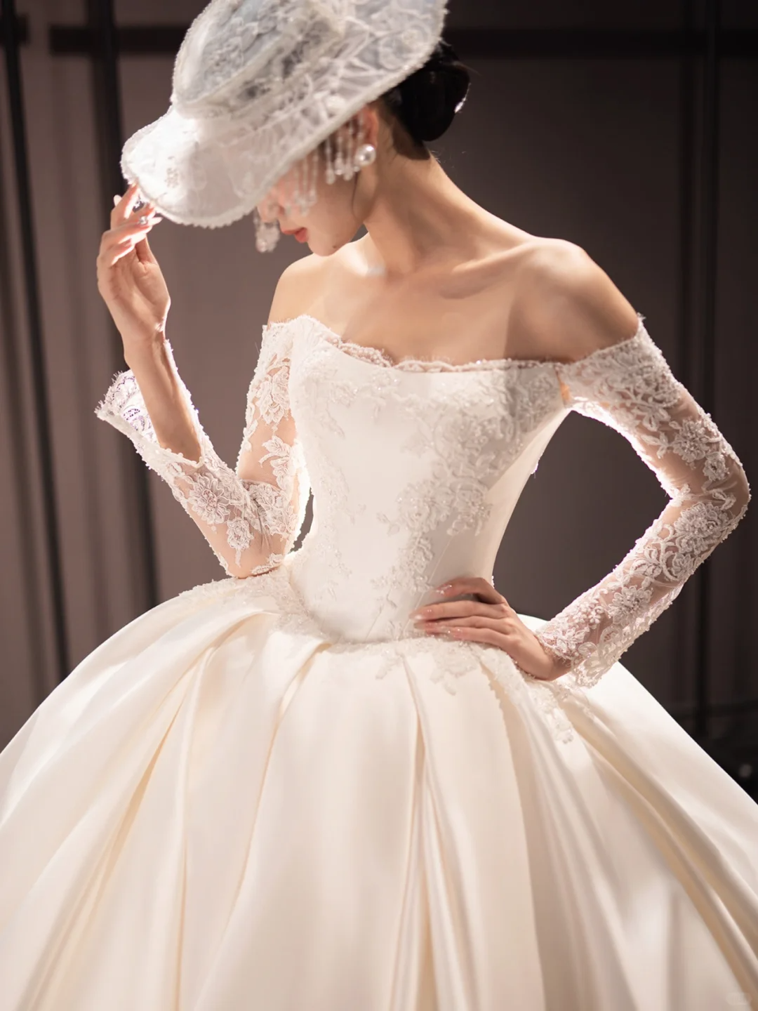 White one-shoulder lace top and tutu skirt satin bridal gown R6035