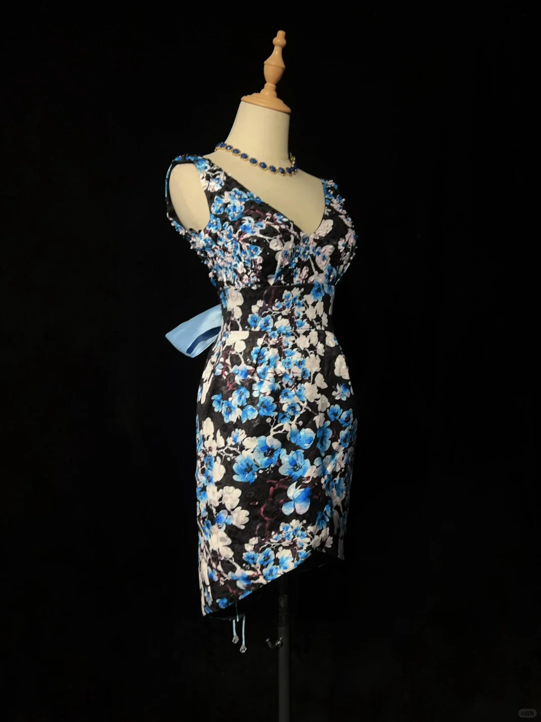 Black background blue print series V-neck waist slim hip skirt homecoming dress R4962