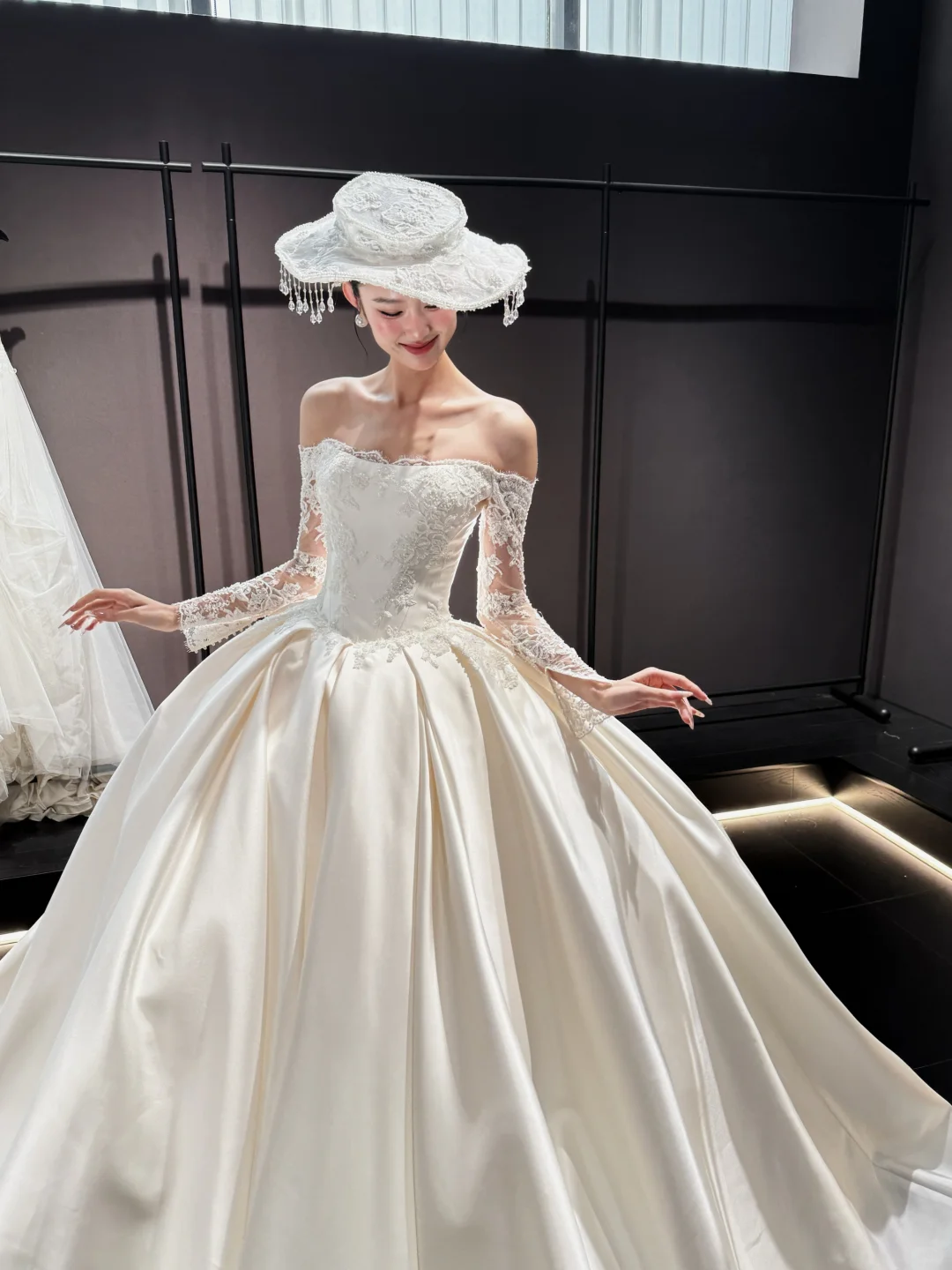 White one-shoulder lace top and tutu skirt satin bridal gown R6035