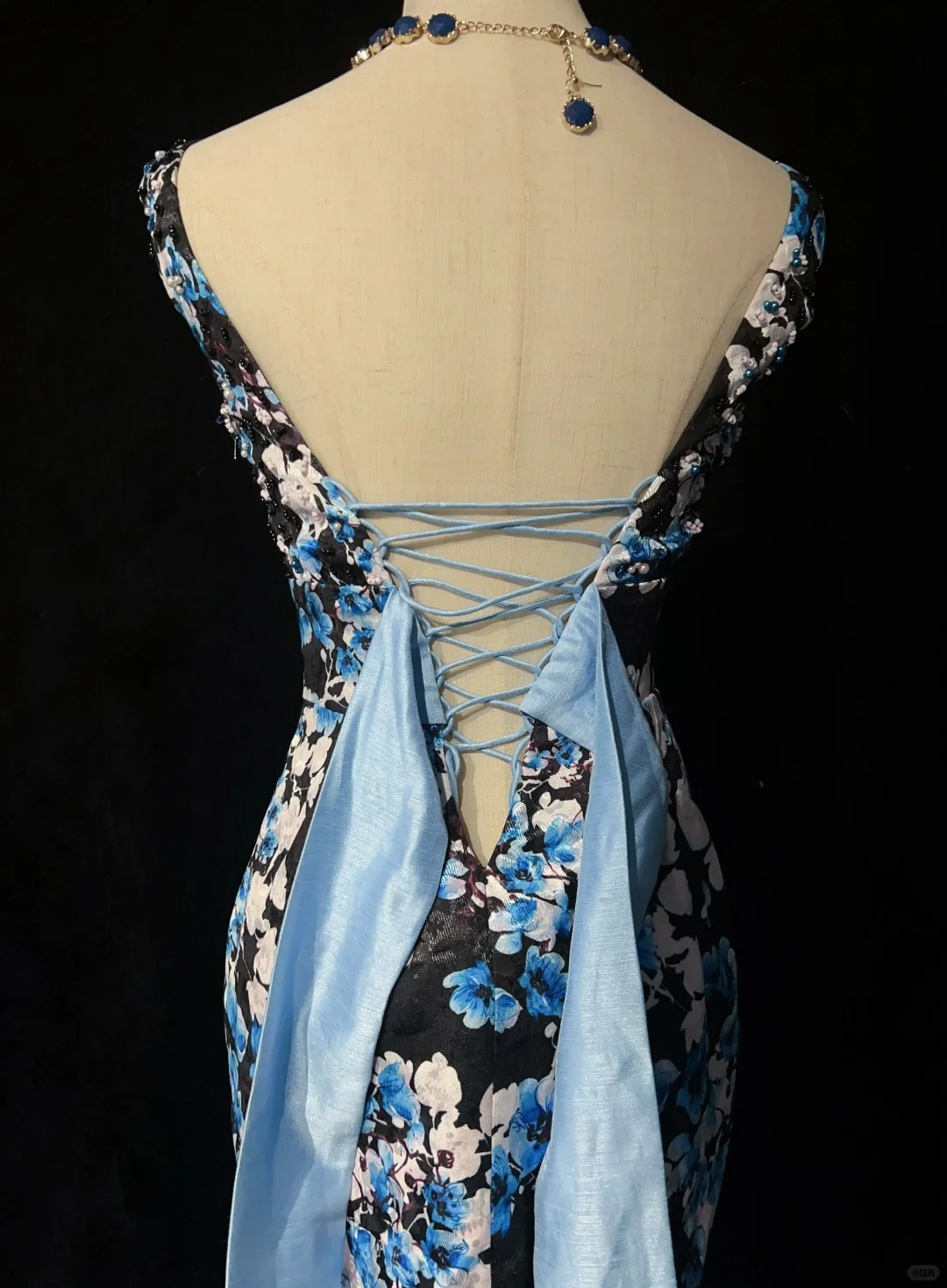 Black background blue print series V-neck waist slim hip skirt homecoming dress R4962