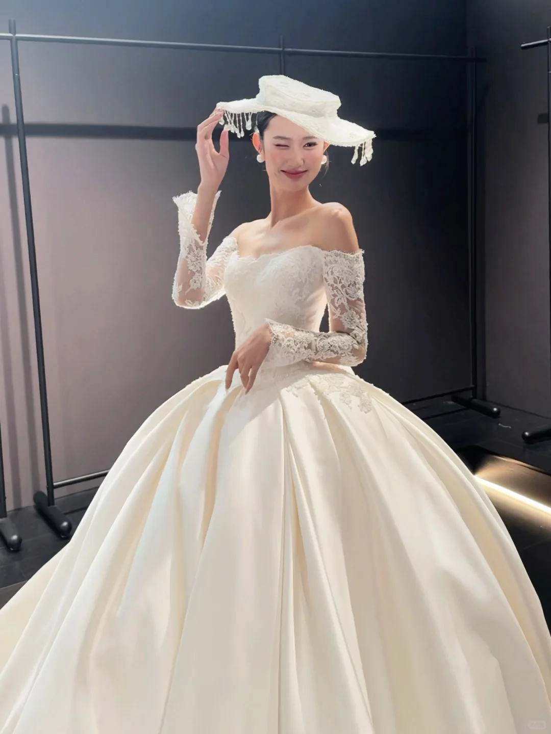 White one-shoulder lace top and tutu skirt satin bridal gown R6035