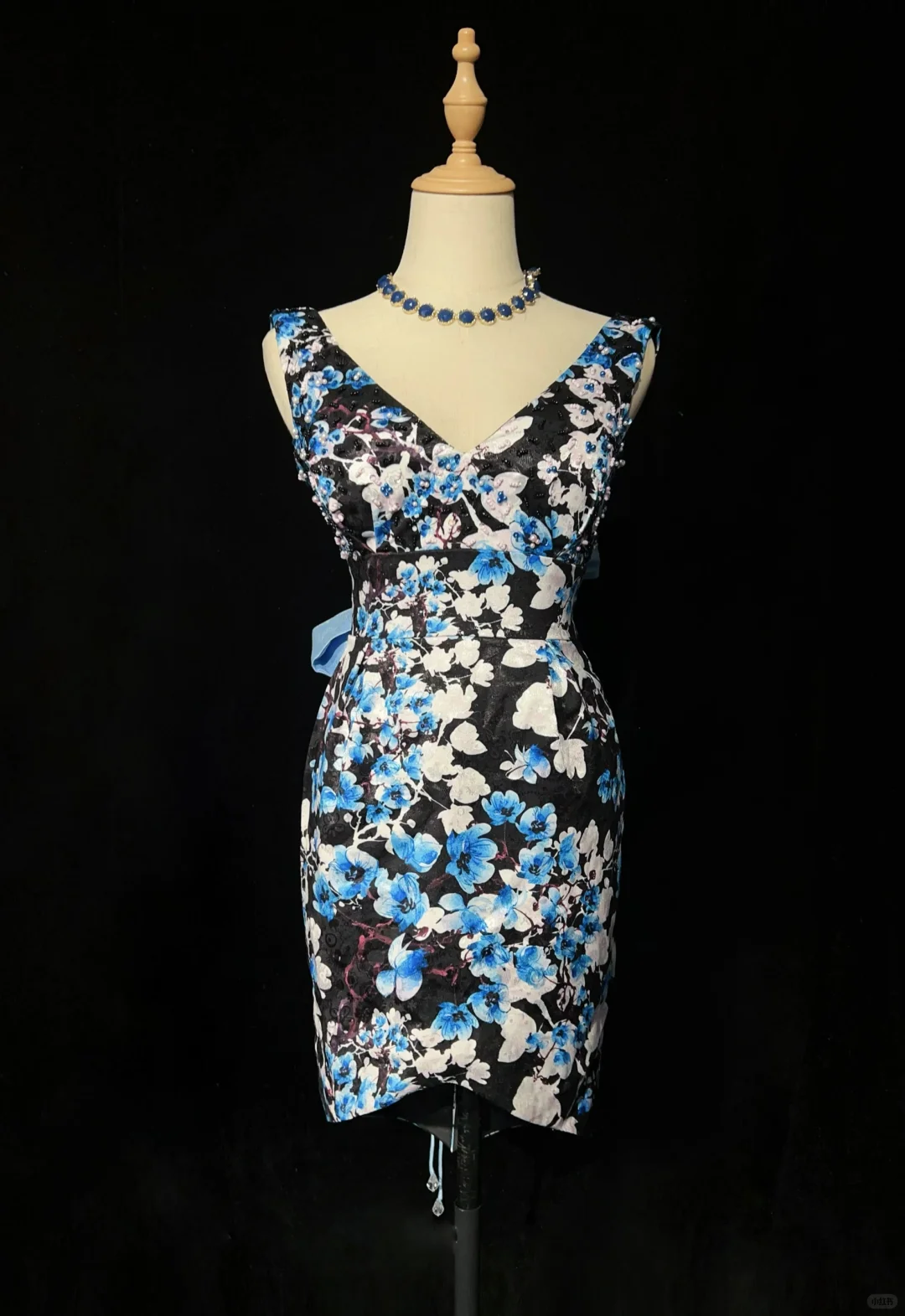 Black background blue print series V-neck waist slim hip skirt homecoming dress R4962