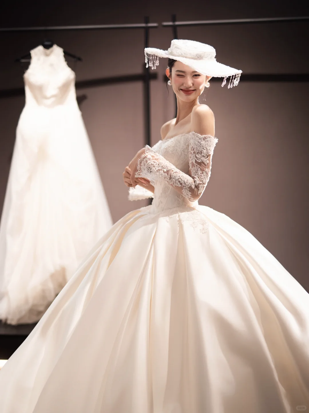 White one-shoulder lace top and tutu skirt satin bridal gown R6035