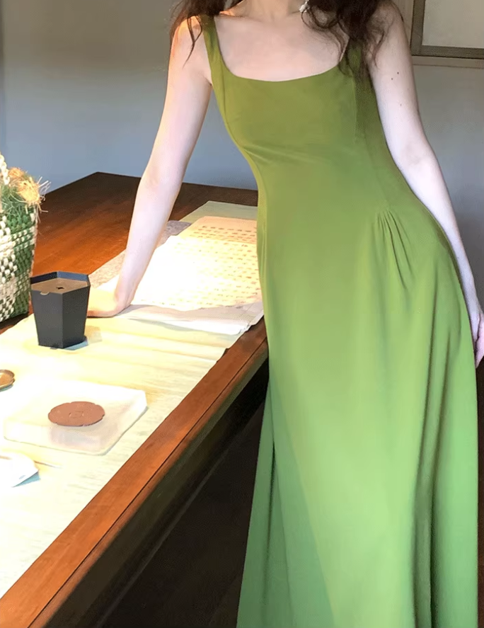 Retro red suspender dress with elegant waist and square neck, gentle A-line long skirt R1431