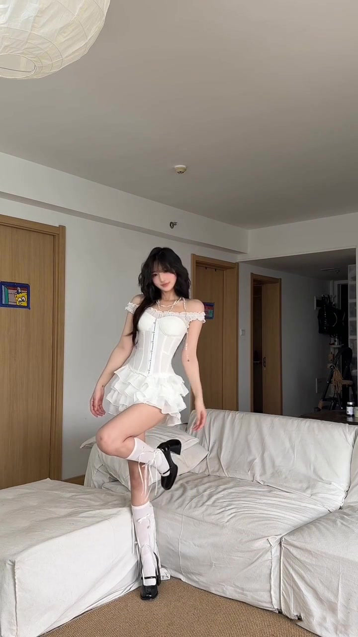 Hot girl suit temperament beautiful white one-shoulder top a-line puffy skirt two-piece suit R0831