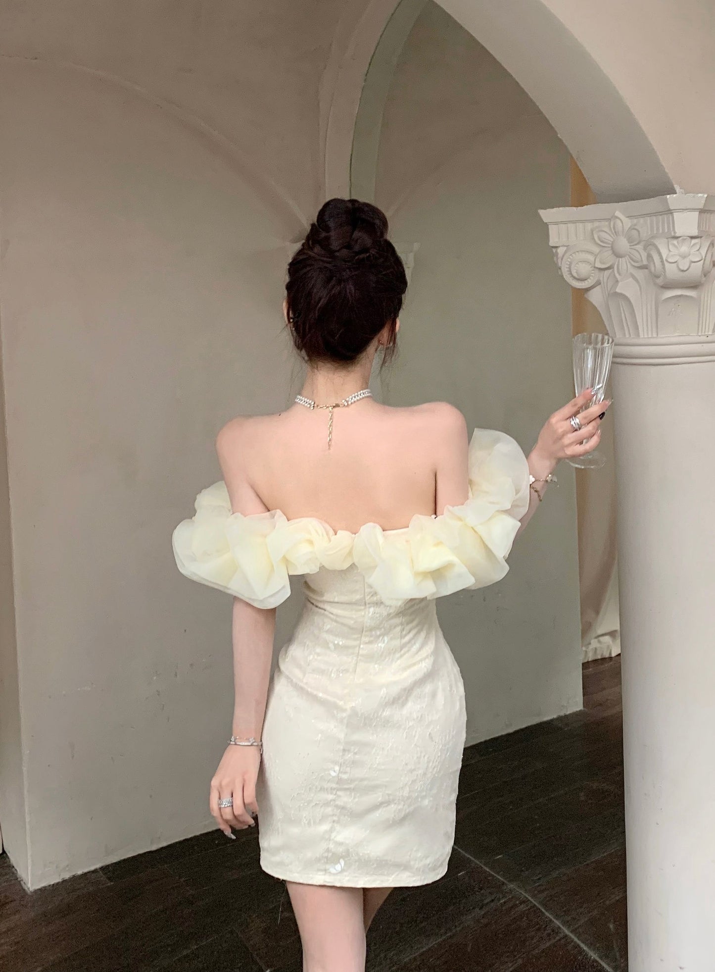 Sexy off-the-shoulder dress, high-end design, slim waist, slimming and hip-hugging dress R3791