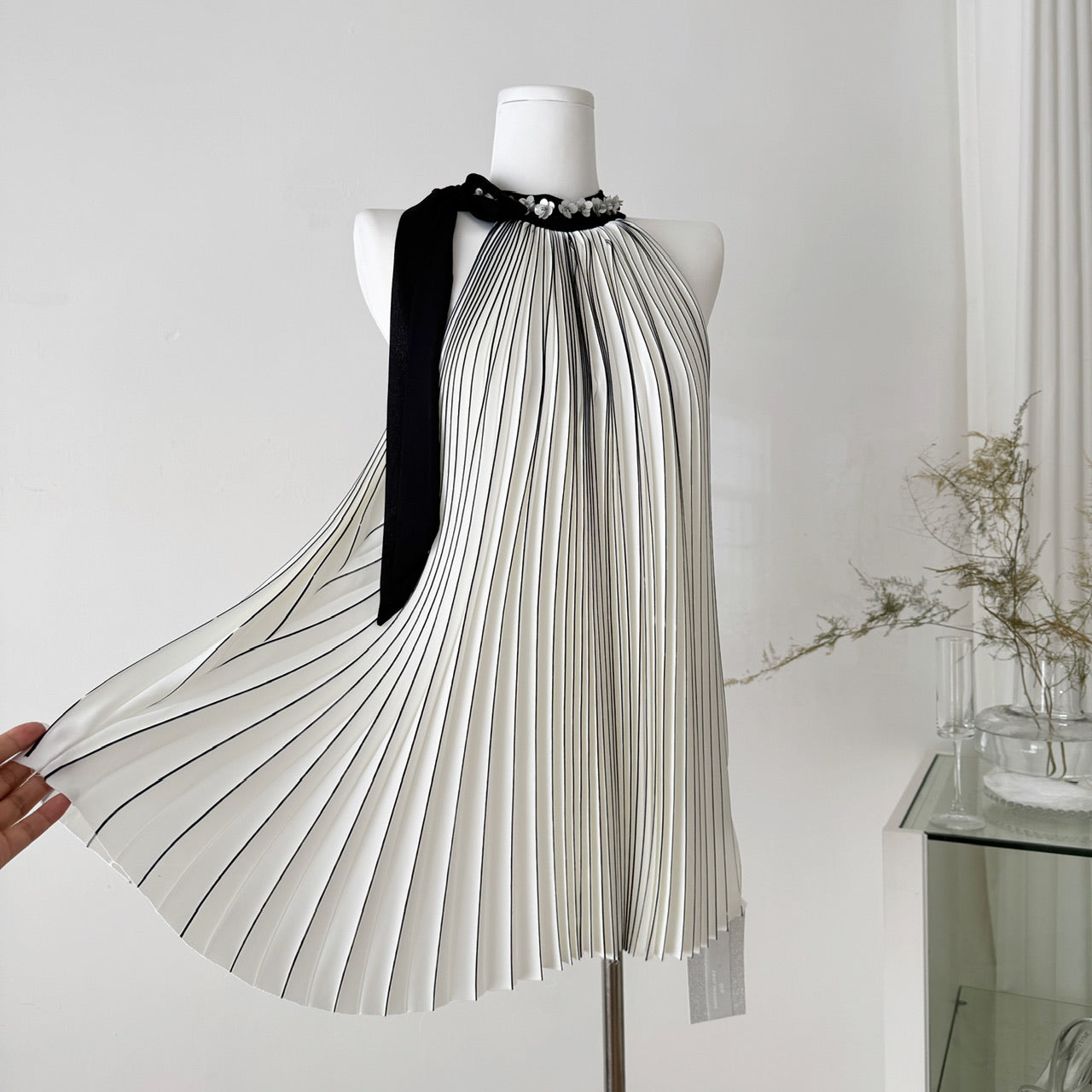 Chanel halter neck top with off-shoulder design makes you look slim and young, elegant and classy R2042