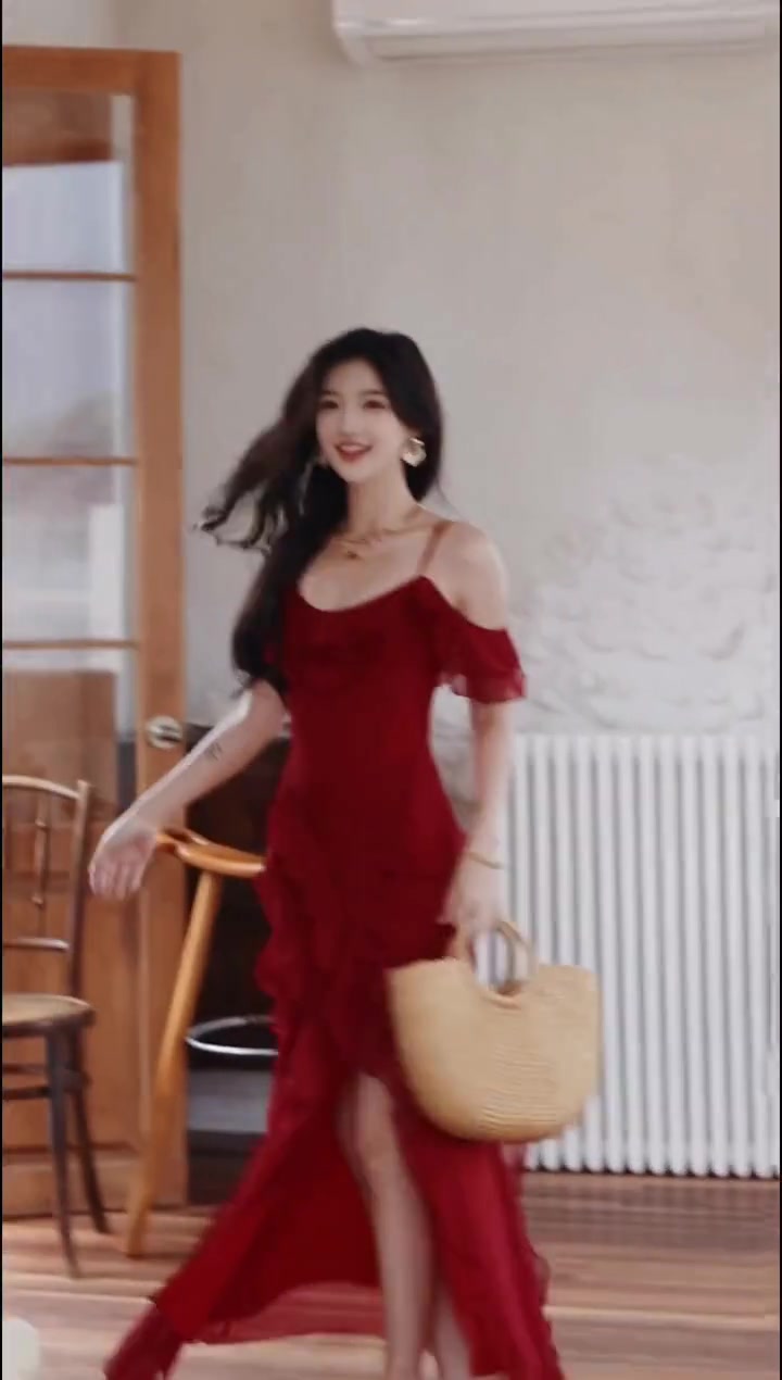 Retro red one-shoulder suspender dress high-end temperament beach dress R0774