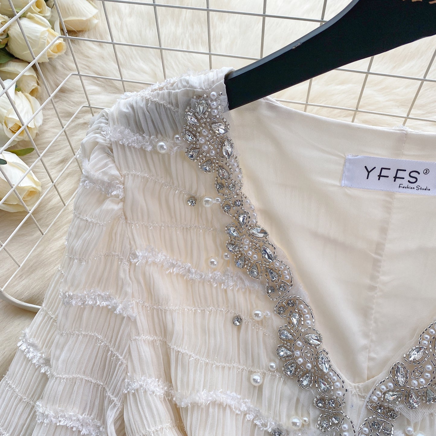 2025 new diamond beaded V-neck slim short ruffled skirt French puff sleeve dress R2352