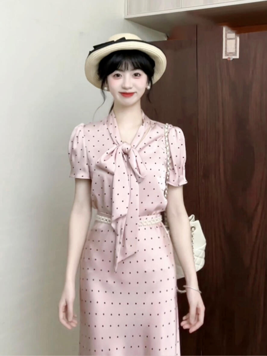 Wear a gentle and elegant pink polka dot long-sleeved shirt and skirt two-piece suit R0897
