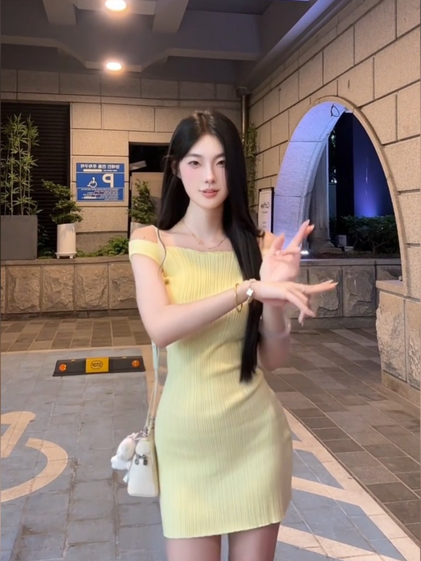 French yellow one-shoulder knitted dress for women in summer, slim waist and hip short skirt R3598