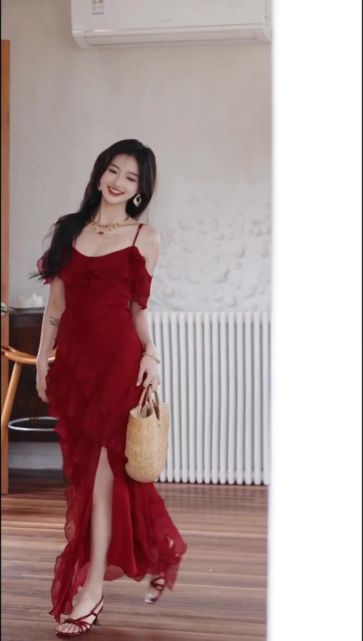 Retro red one-shoulder suspender dress high-end temperament beach dress R0774