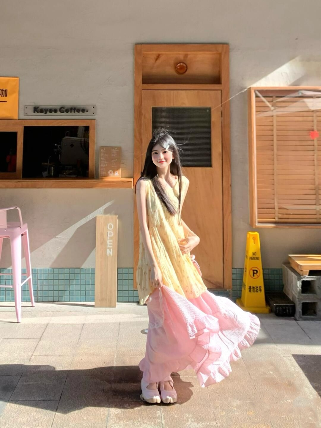 Small fresh floral sleeveless top with pink skirt to match a complete set R0550