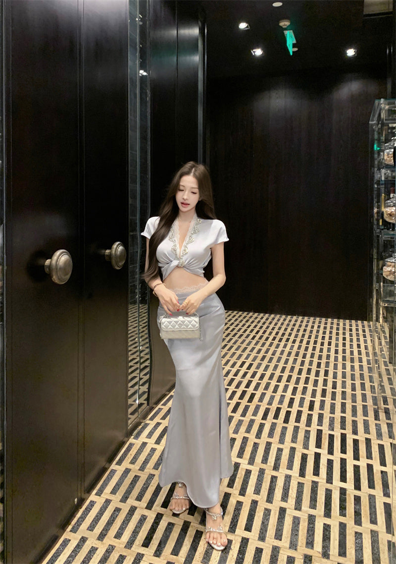 A blue V-neck short-sleeved top and skirt with a sense of luxury R0841