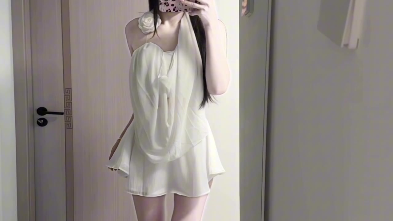 A complete set of pure and relaxed white halter top and short skirt two-piece suit R0833