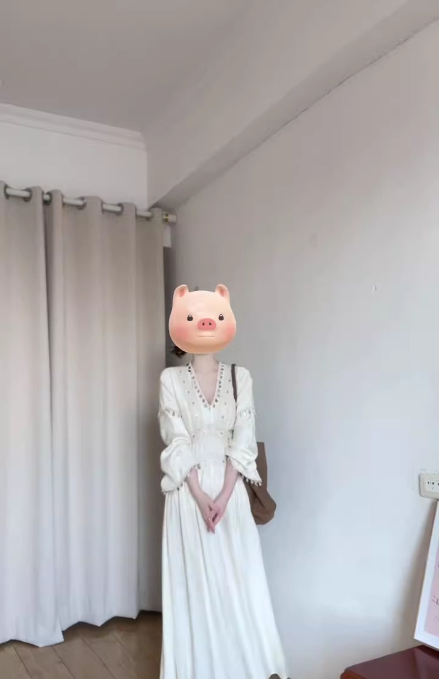 Seaside holiday style v-neck dress 2025 spring new beautiful unique waist temperament long dress R0440