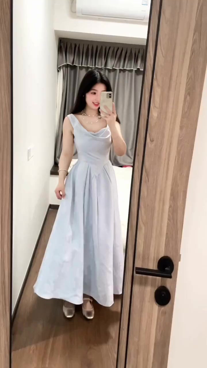 Blue jacquard suspender dress with a slender neckline and a fluffy long skirt. R0524