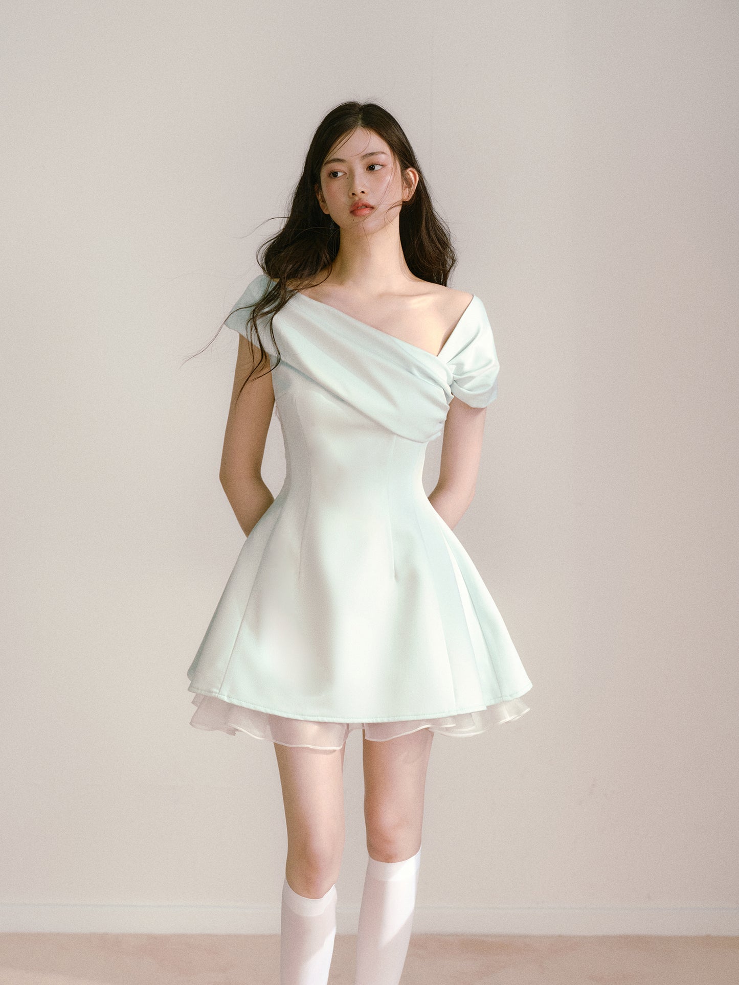 Mint green one-shoulder dress Qianjinfeng niche design unique beautiful waist skirt R5128
