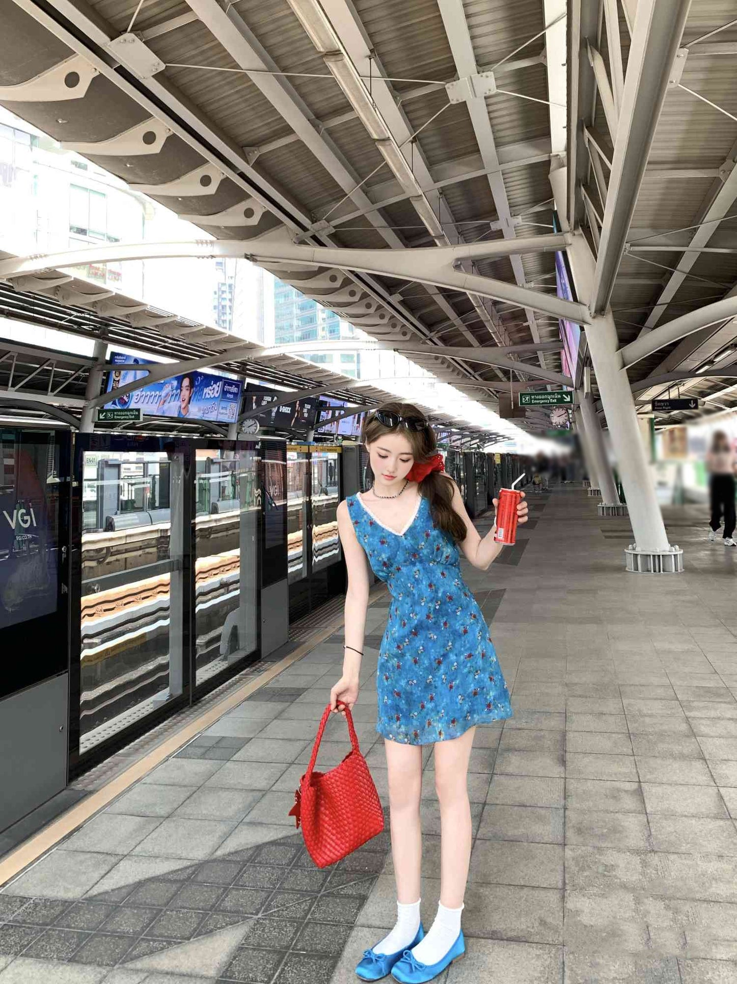 Retro blue v-neck floral vest dress with beautiful temperament and waist A-line short skirt R0642