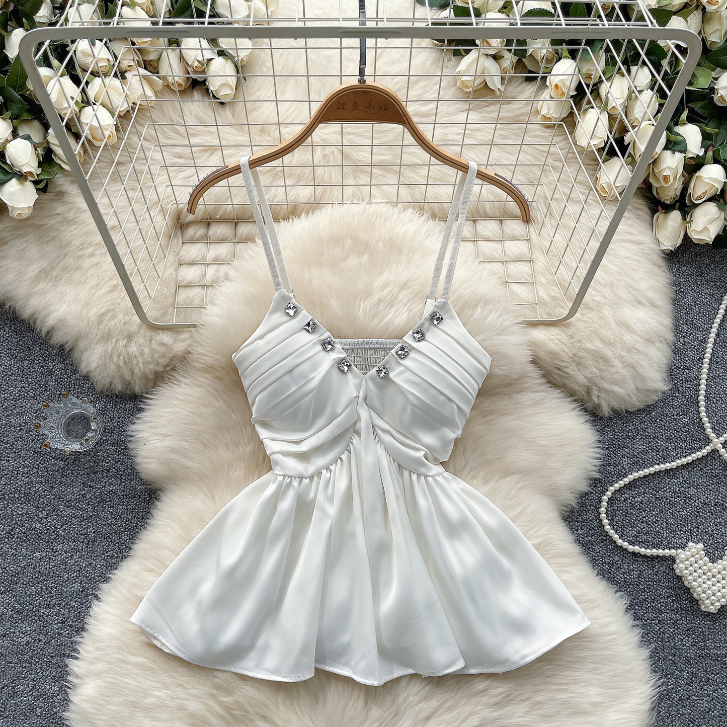 High-end camisole with diamonds, V-neck, pleated design, waist-hugging pure top R2211